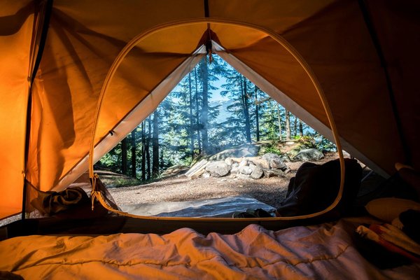 Quels sont les équipements indispensables pour un camping d'aventure?